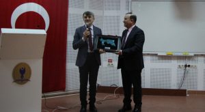 Rektör Prof.Dr.Kazım Uysal , Konuşmacı Yusuf Çelebi'ye hediye veriyor.