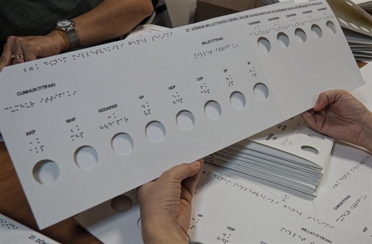 Braille alfaba kabartma da yer alan oy pusulası şablonu